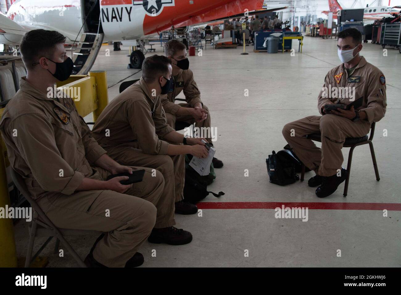 CORPUS CHRISTI, Texas (27 aprile 2021) Marine Lt. Col. Jay D. Hanson, funzionario esecutivo del gruppo di supporto di addestramento dell'aviazione marina 22 ed un pilota dell'istruttore, briefs gli aviatori navali studenteschi a Squadron di addestramento (VT) 31 a bordo della stazione aerea navale di Corpus Christi, 27 aprile 2021. VT-31 conduce corsi di volo intermedi e avanzati su più motori per la Marina, il corpo Marino, la Guardia Costiera e partner militari internazionali selezionati. Foto Stock