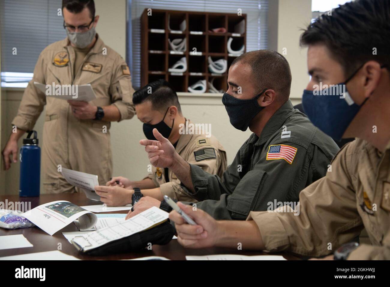 CORPUS CHRISTI, Texas (27 aprile 2021) il Lt. Marcus Marrero, un pilota istruttore assegnato ai 'Wise Owls' di addestramento Squadron (VT) 31 a bordo della base aerea navale di Corpus Christi, briefing i piloti prima di un volo T-44C di formazione Pegasus 27 aprile 2021. VT-31 conduce corsi di volo intermedi e avanzati su più motori per la Marina, il corpo Marino, la Guardia Costiera e partner militari internazionali selezionati. Foto Stock