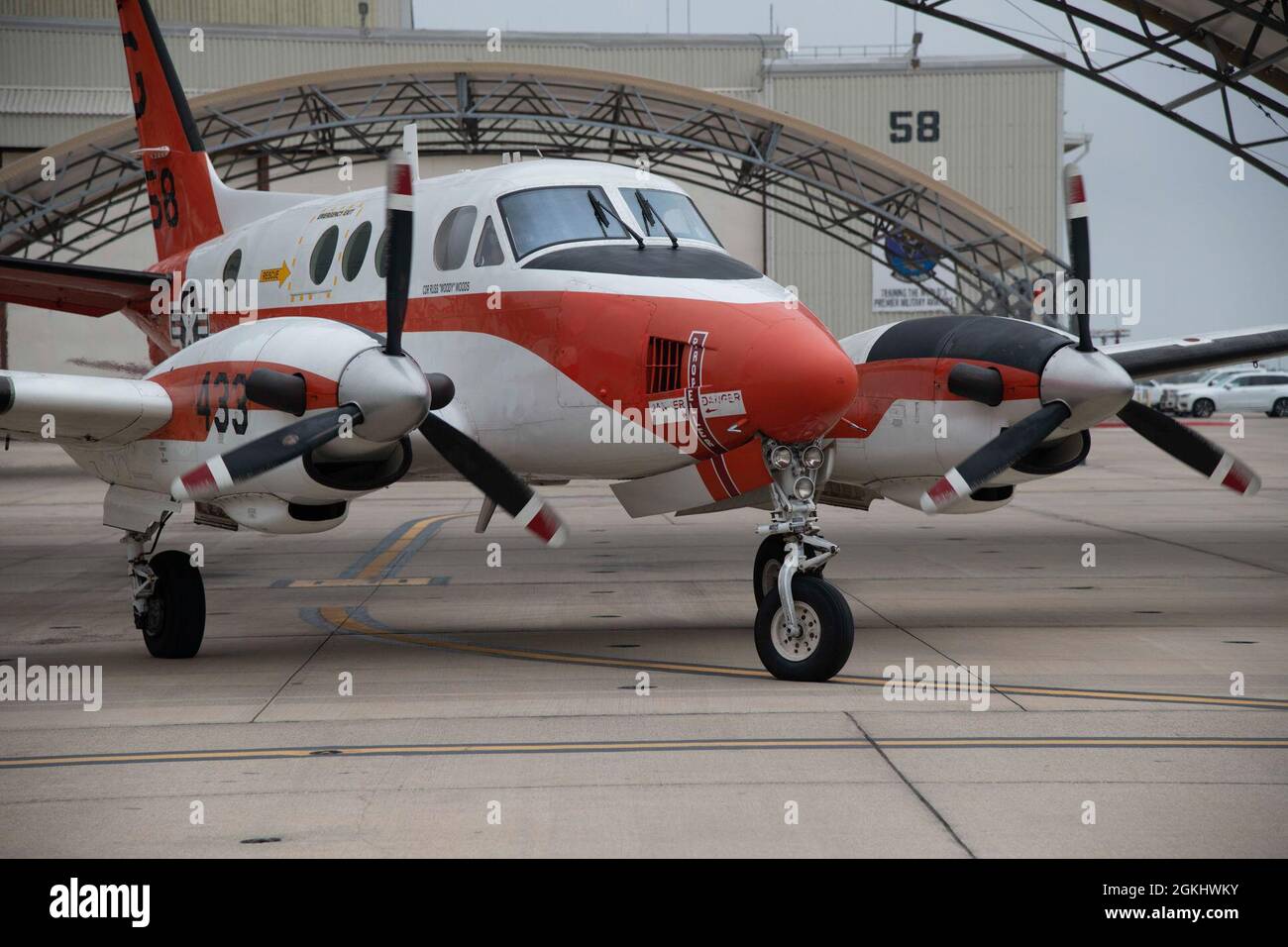 CORPUS CHRISTI, Texas (27 aprile 2021) un pilota istruttore e un aviatore navale studente, assegnato al 'Wise Owls' di addestramento Squadron (VT) 31 a bordo Naval Air Station Corpus Christi, taxi fuori per un volo di addestramento in un T-44C Pegasus velivolo 27 aprile 2021. VT-31 conduce corsi di volo intermedi e avanzati su più motori per la Marina, il corpo Marino, la Guardia Costiera e partner militari internazionali selezionati. Foto Stock