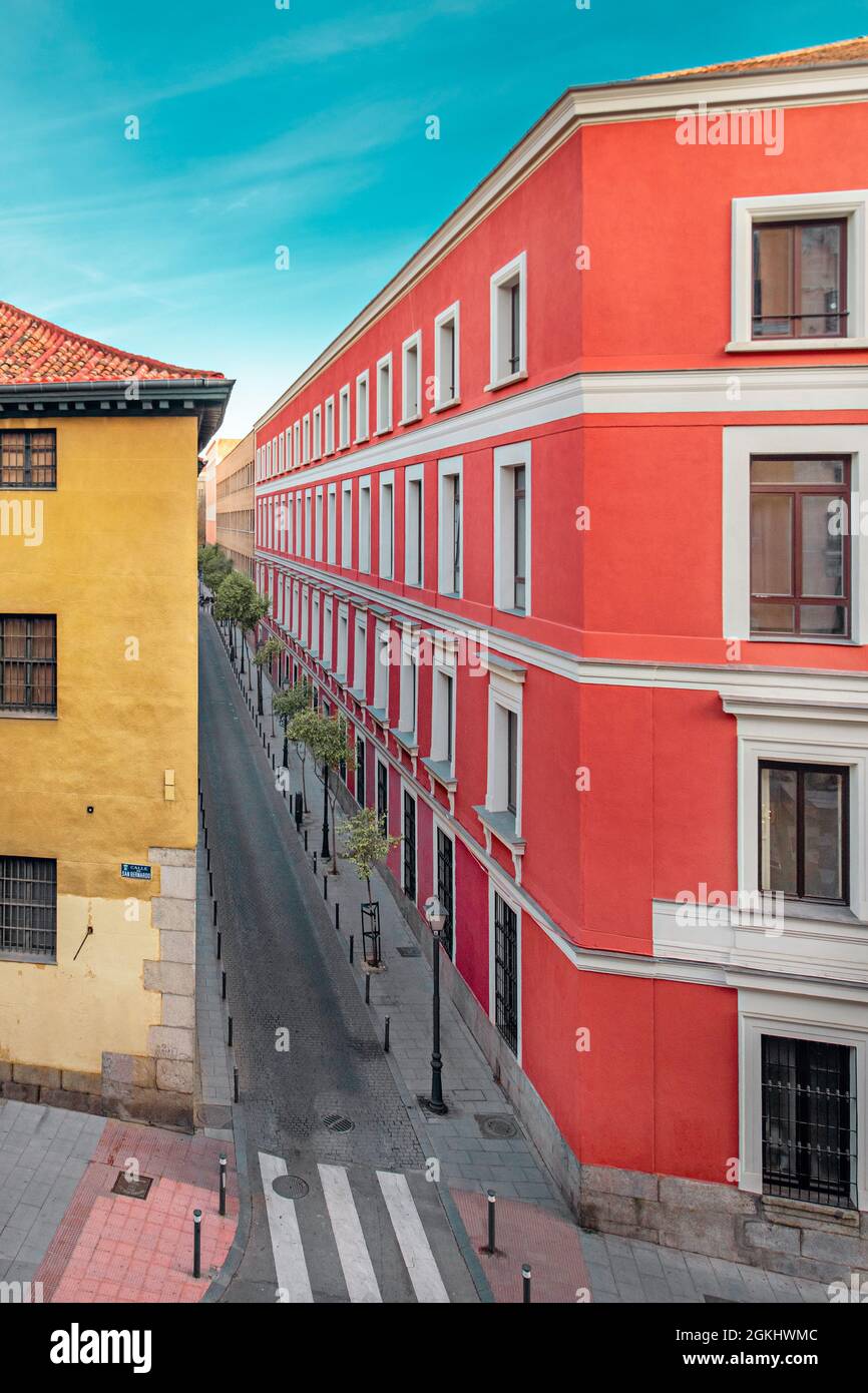 Edifici colorati con molte finestre nel centro della città di Madrid Foto Stock