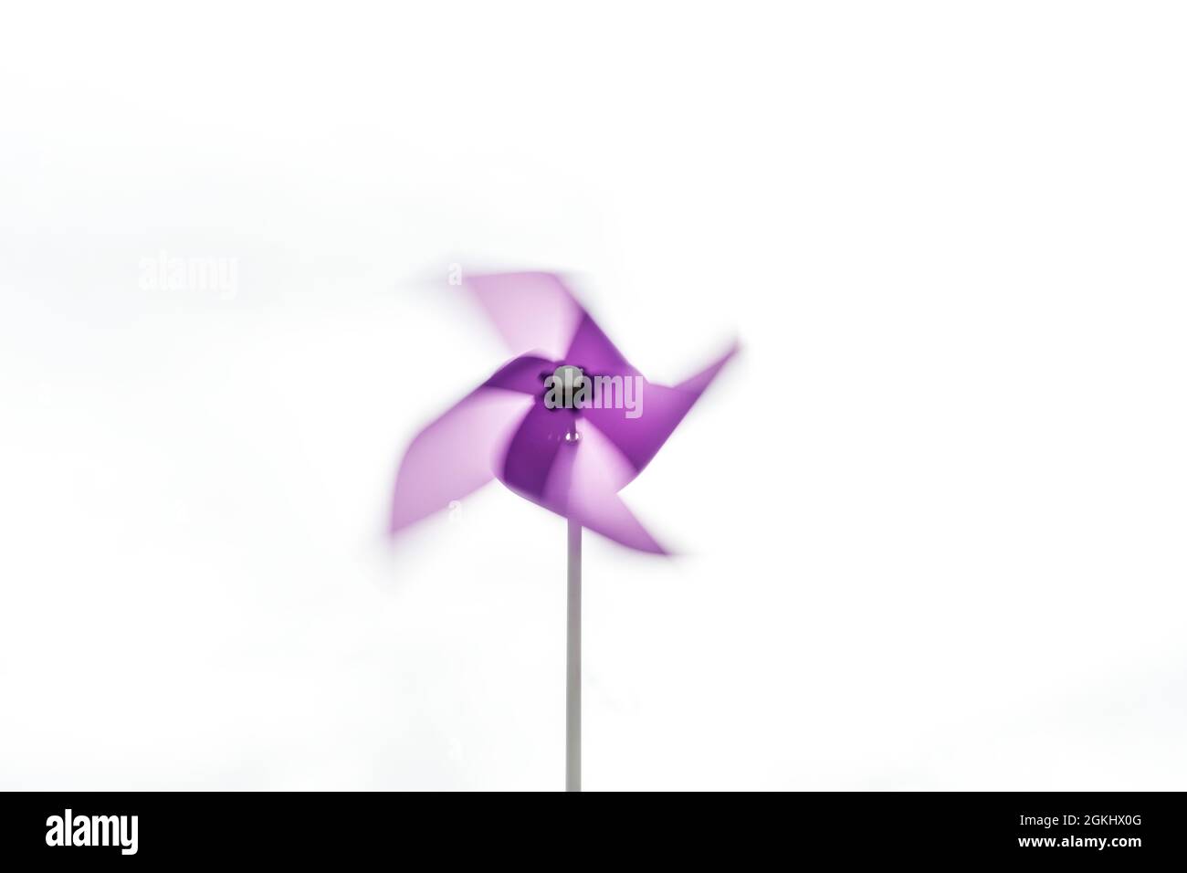 Volantino viola che gira le sue lame sotto l'effetto di una leggera brezza Foto Stock
