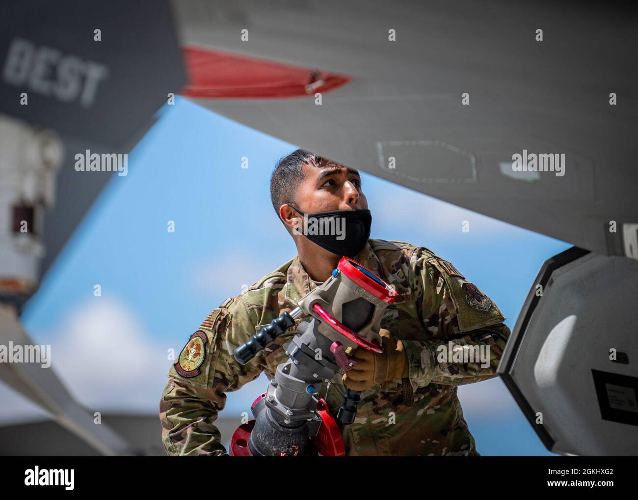 Il Senior Airman dell'aeronautica statunitense Ashutosh Jinwal, un esperto di avionica integrato assegnato al 34esimo Squadrone della generazione del Fighter, si prepara a collegare un tubo di rifornimento al F-35A Lightning ll, durante un'esercitazione Agile Combat Employment, al Mt. Base dell'aeronautica domestica, 27 aprile 2021. F-35A Lightning ll è un jet da combattimento stealth multirole di quinta generazione. Foto Stock