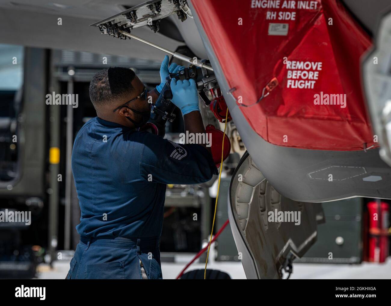 U.S. Air Force staff Sgt. Christian Stringfellow, capo dell'equipaggio dedicato, 34th Fighter Generation Squadron, collega un tubo di rifornimento alla F-35A Lightning ll, durante un'esercitazione Agile Combat Employment, al Mt. Base dell'aeronautica domestica, 27 aprile 2021. F-35A Lightning ll è un jet da combattimento stealth multirole di quinta generazione. Foto Stock