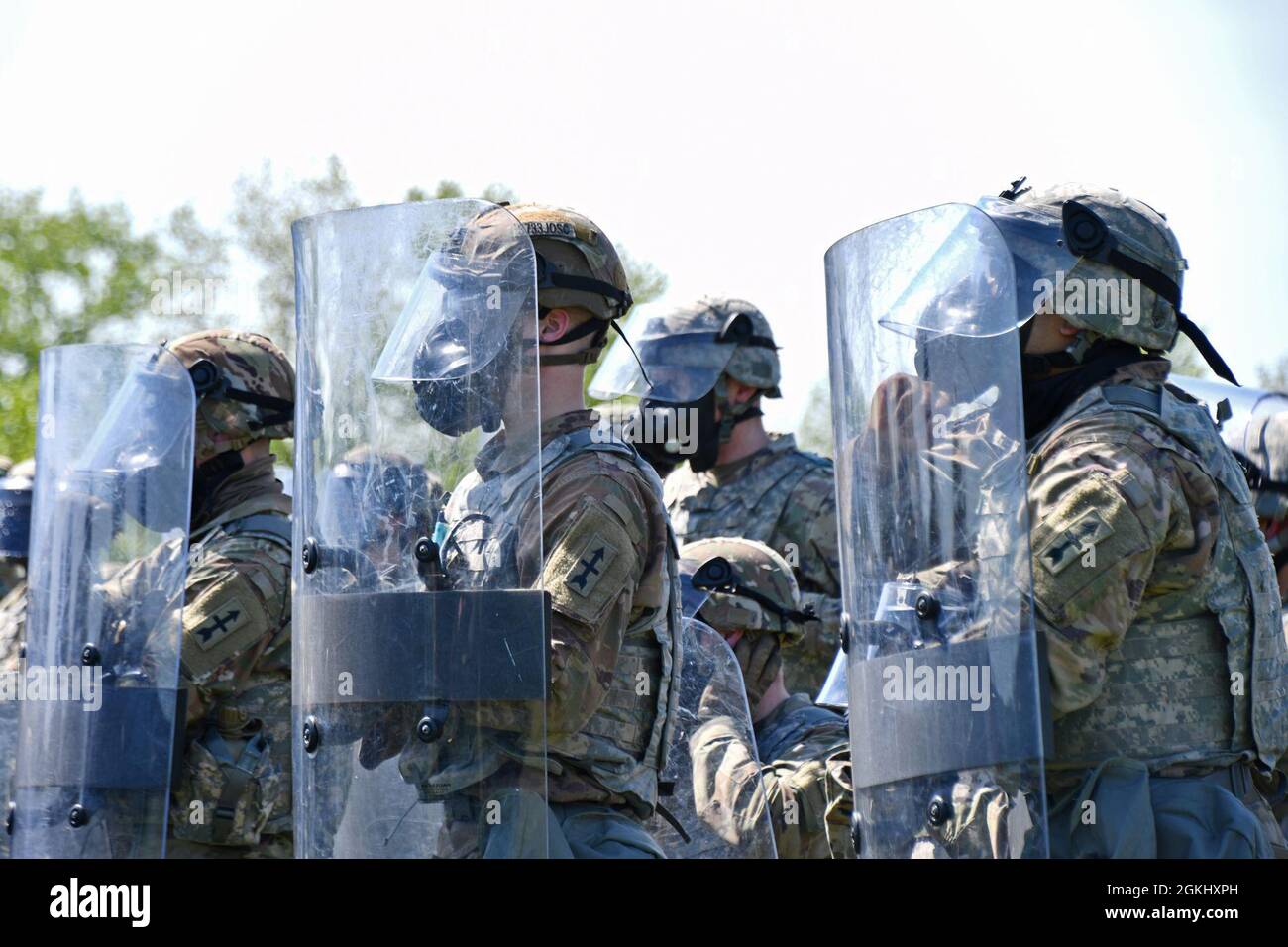 Gli Stati Uniti Esercito e Air National Guardsmen partecipano ad un evento di addestramento di unità di disturbo civile con la polizia del Campidoglio presso i campi di addestramento di polizia del Parco a Washington, D.C., 27 aprile 2021. Da gennaio, le unità della Guardia Nazionale dell'Esercito e dell'Aeronautica da tutto il paese hanno fornito un supporto continuo per la sicurezza, la comunicazione, la medicina, l'evacuazione, la logistica e la sicurezza alle autorità civili del capitale. Foto Stock