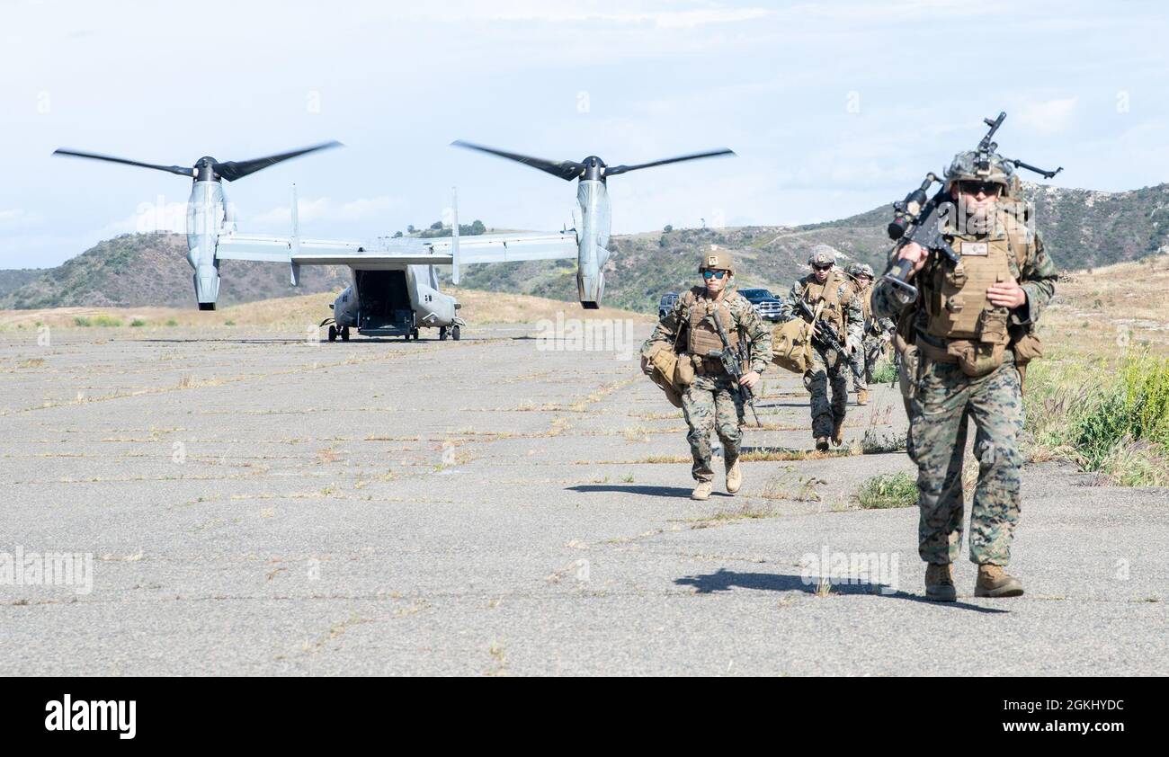 Marines degli Stati Uniti con Bravo Company, Battaglione Landing Team 1/1, 11th Marine Expeditionary Unit, scendere un MV-22B Osprey durante un esercizio di assalto anfibio a Camp Pendleton, California, il 27 aprile 2021. Lo scopo dell'esercizio era quello di mettere in pratica la capacità del team di adattare ed eseguire le missioni in ambienti sconosciuti. Foto Stock