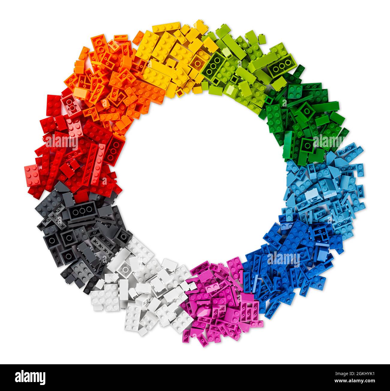 vista dall'alto di un mucchio di vari mattoni di plastica impilabili colorati arcobaleno a forma di cerchio con spazio di copia isolato su sfondo bianco Foto Stock
