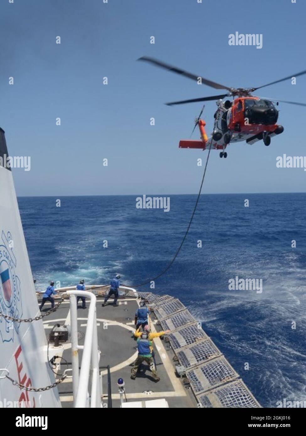 L'equipaggio di Flight Deck sulla Guardia Costiera Diligence conduce operazioni di rifornimento di elicottero nel Windward Passage durante una pattuglia di 59 giorni nel Mar dei Caraibi. La Diligence ha pattugliato attraverso lo stretto della Florida fino al Windward Pass tra Cuba, le Bahamas e Haiti insieme a partner internazionali e interagenzie per prevenire e rispondere a pericolosi flussi migratori marittimi illegali e traffico di stupefacenti. Foto Stock