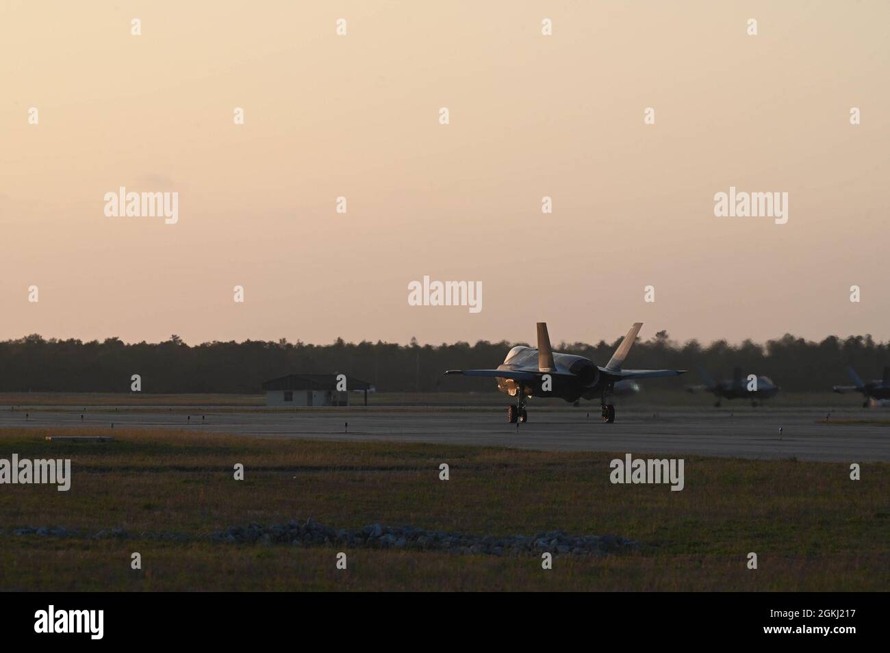 Una 33a ala Fighter F-35A Lightning II tasserà sulla pista il 28 aprile 2021, presso la base dell'aeronautica di Eglin, Florida. Il motore F-35A produce 43,000 libbre di spinta, è costituito da una ventola a tre stadi, un compressore a sei stadi, un combustore anulare, una turbina ad alta pressione a singolo stadio e una turbina a bassa pressione a due stadi. Foto Stock