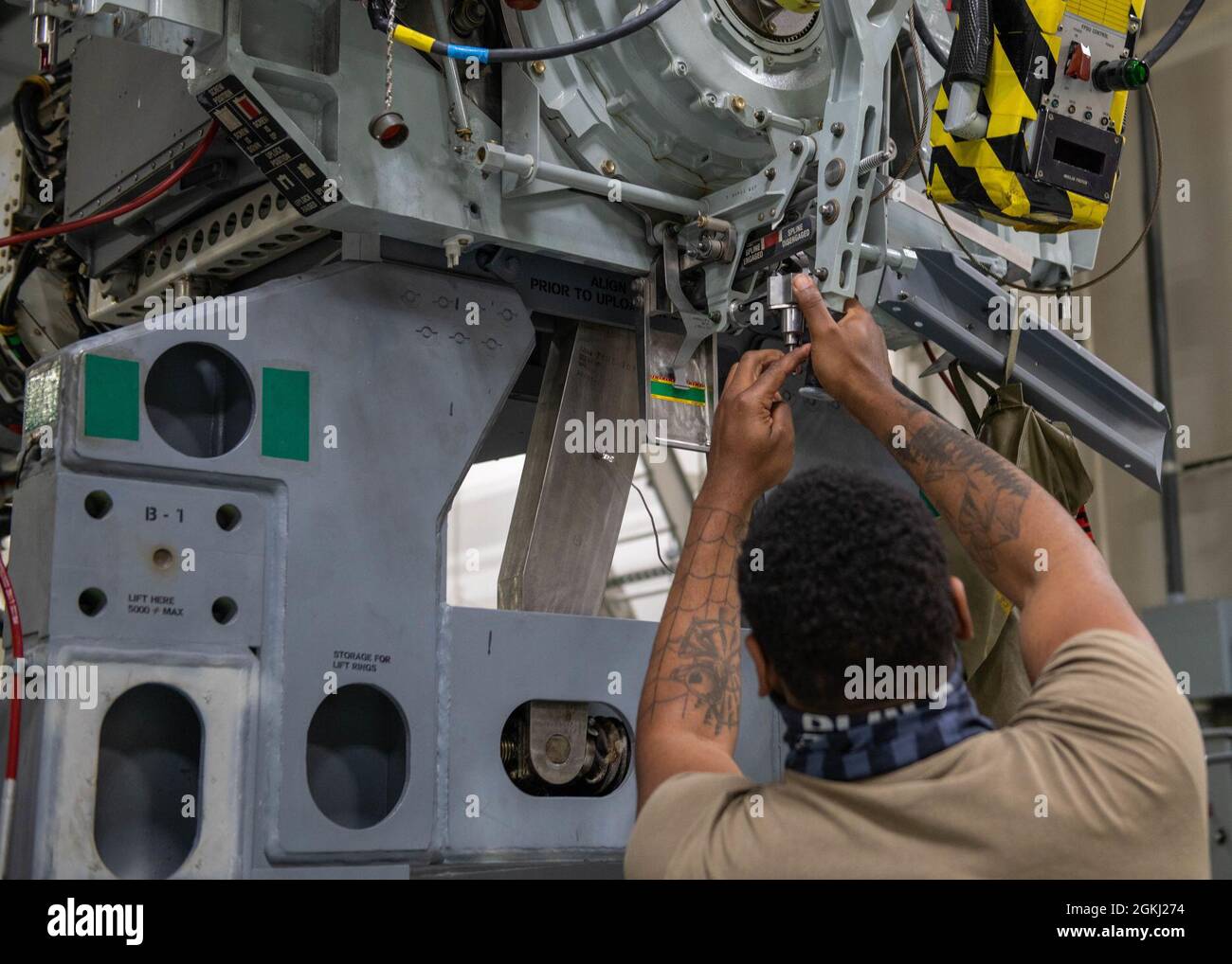 Jerome Garey, 509th Munizioni Squadron armamento tecnico di manutenzione, carica un lanciatore rotante vuoto nel telaio di carico sospeso alla Whiteman Air Force base, Missouri, 28 aprile 2021. Il back shop sulla manutenzione degli armamenti garantisce la letalità dell'inventario B-2 Spirit ispezionando, diagnosticando, risolvendo e riparando anomalie di manutenzione su oltre 1,800 risorse mission critical. Sono responsabili della manutenzione dei lanciatori rotanti dei bombardieri furtivi, in grado di trasportare armi convenzionali o nucleari. Foto Stock