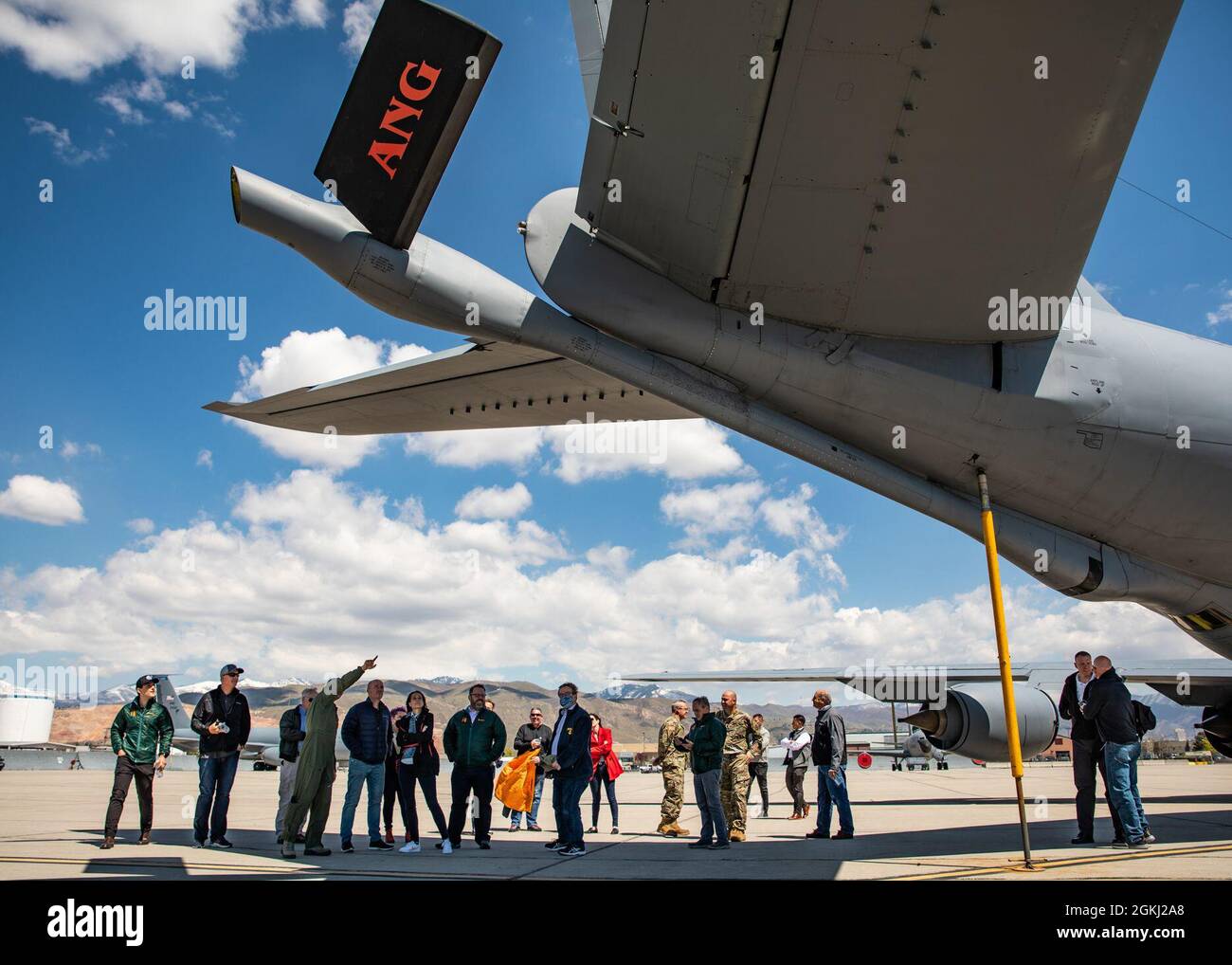 Briga. Daniel Boyack, assistente generale-Air, briefing Utah Gov. Spencer J. Cox e il suo staff sulle capacità del KC-135R Straotanker 28 aprile 2021 sulla linea luminosa della base della Guardia Nazionale aerea Roland R. Wright, Utah. L'intento della visita alla base della Guardia Nazionale aerea di Roland R. Wright era quello di familiarizzare il governatore con le 151 missioni e le capacità ARW, così come incontrare gli Airmen che aiutano a farlo accadere. Foto Stock