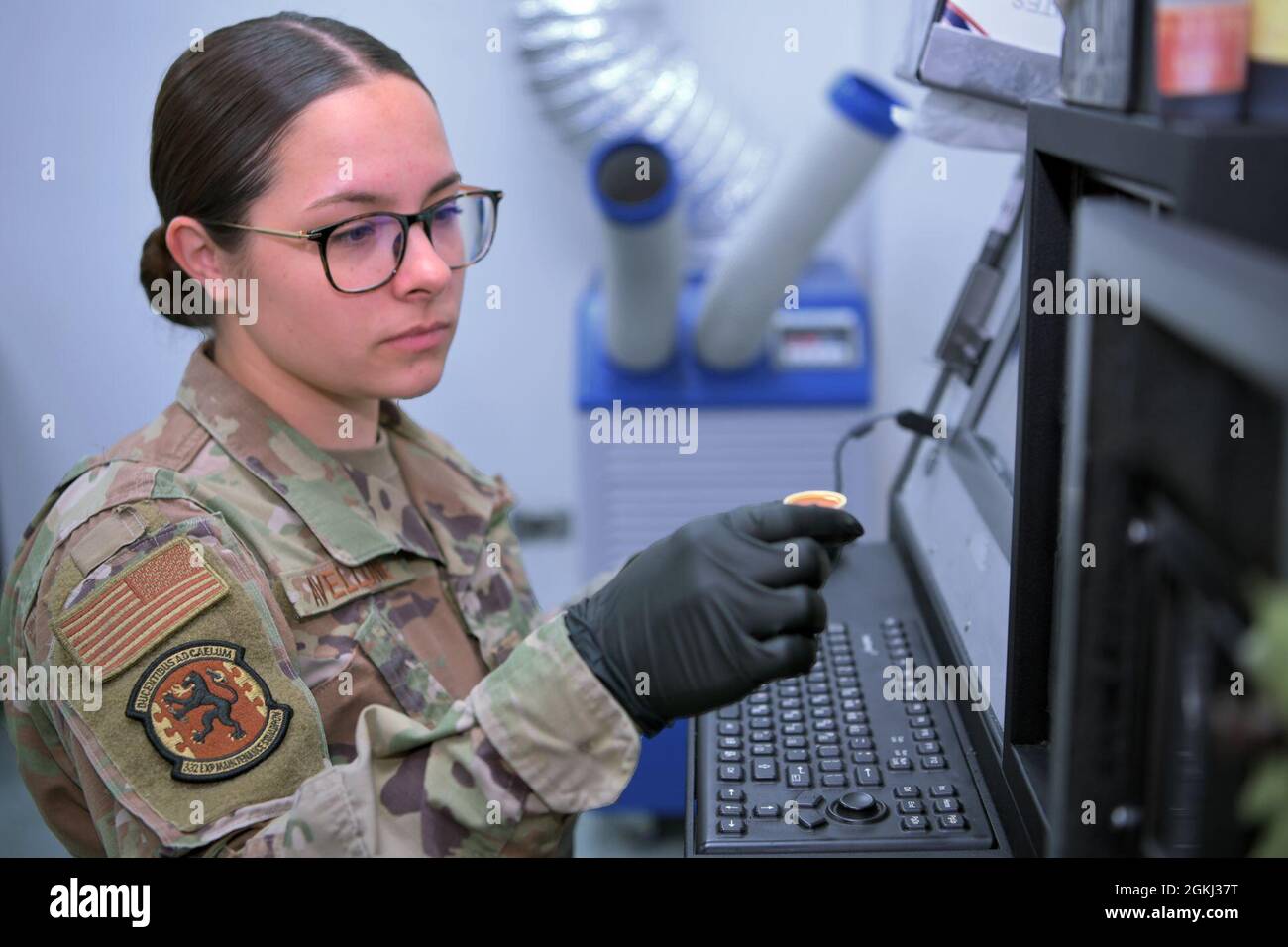 Airman 1st Class Addyson Avellon, 380th Expeditionary Maintenance Squadron non distruttive Inspection Journeyman, conduce l'analisi del petrolio alla base aerea di al Dhafra, Emirati Arabi Uniti, 20 maggio 2021. Queste analisi assicurano che i motori degli aeromobili funzionino in modo ottimale. Foto Stock