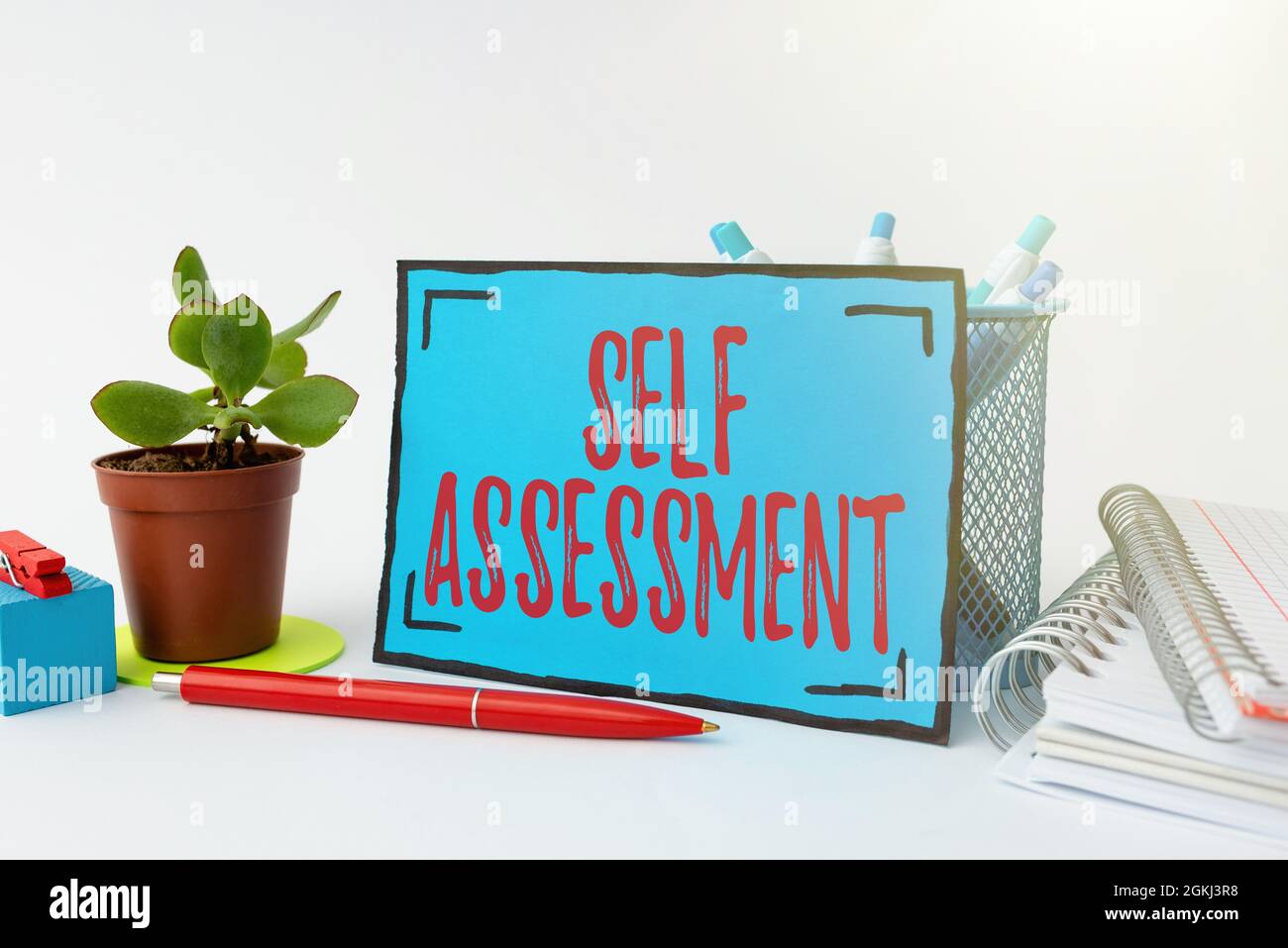 Scrittura di testo con autovalutazione. La valutazione di idea di affari di se stessi o di uno s è azioni e atteggiamenti Tidy Workspace Setup scrivere Strumenti di scrivania Foto Stock