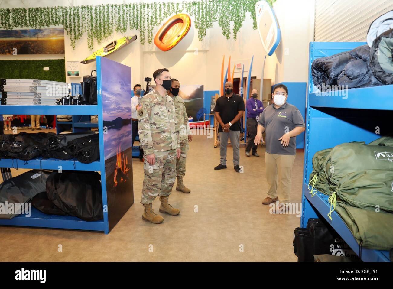 Thomas Matelski, a sinistra, comandante della US Army Garrison Japan, e USAG Japan Command Sgt. Il Major Justin Turner ha fatto un tour della nuova struttura ricreativa all'aperto a Camp Zama, Giappone, aprile 29. Hiro Huertas, a destra, responsabile attività ricreative all'aperto, briefing Matelski e Turner. Foto Stock