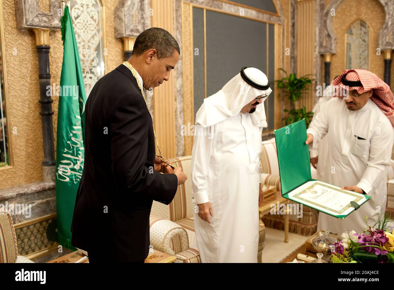 Il presidente Barack Obama guarda all'ordine di merito del re Abdul Aziz presentato a lui dal re Saudita Abdullah bin Abdul Aziz all'inizio del loro incontro bilaterale presso la Fattoria del re a Riyadh, Arabia Saudita, 3 giugno 2009. La medaglia è il più alto onore dell’Arabia Saudita. (Foto ufficiale della Casa Bianca di Pete Souza) questa fotografia ufficiale della Casa Bianca è resa disponibile per la pubblicazione da parte delle organizzazioni di notizie e/o per uso personale per la stampa dal soggetto(i) della fotografia. La fotografia non può essere manipolata in alcun modo o utilizzata in materiali, pubblicità, prodotti o promozioni che in qualsiasi w Foto Stock