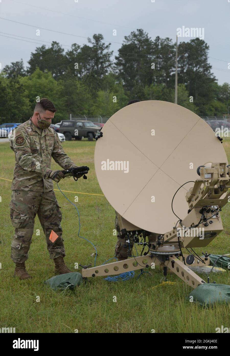 Stati Uniti Air Force staff Sgts. Ryan Merritt, a sinistra, e Chi Wong, specialisti di sistemi di trasmissione a radiofrequenza, 283esimo Squadrone di Combat Communications, Georgia Air National Guard, posizionare un'antenna satellitare mobile durante il Combat Communications Rodeo, ospitato dal 5o Combat Communications Group alla Robins Air Force base, Georgia, 29 aprile 2021. La Comm. Di combattimento Rodeo ha lo scopo di addestrare gli Airmen ad essere ben esperti nelle apparecchiature che utilizzano per fornire capacità informatiche dispiegabili a supporto del comandante dei componenti aerei delle forze congiunte e del comandante delle forze aeree. Foto Stock