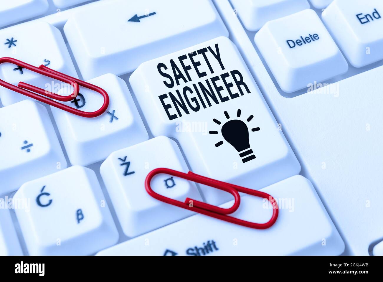 Ingegnere per la sicurezza del display concettuale. Business showcase persona che ispeziona tutti i possibili punti di pericolo in una fabbrica Internet Browsing e la ricerca online Foto Stock