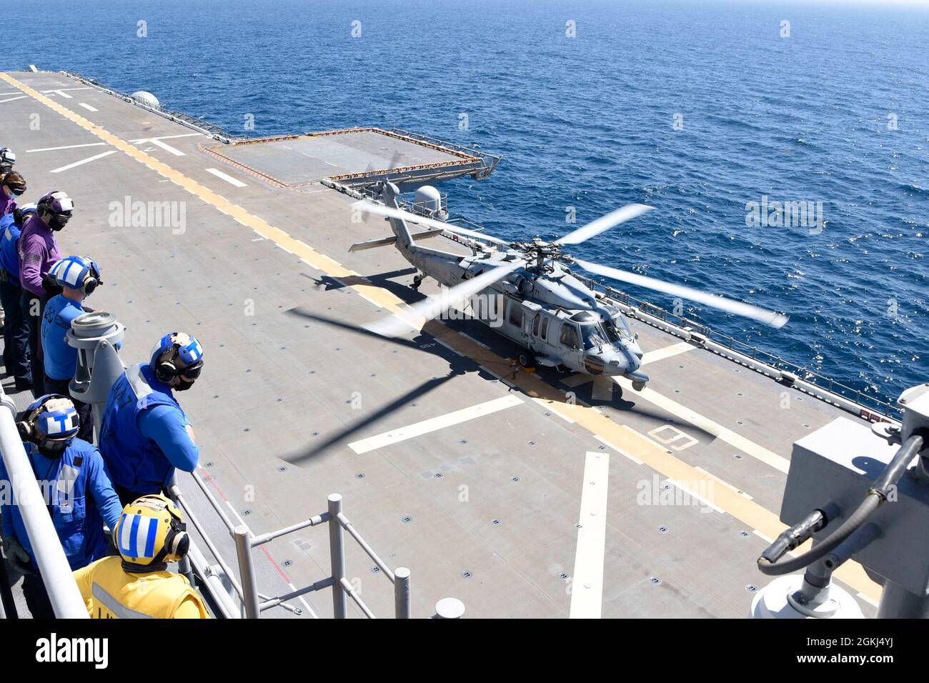 210429-N-XN177-1123 OCEANO PACIFICO (APRILE 29, 2021) – i marinai osservano operazioni di volo a bordo della nave d'assalto anfibio USS Tripoli (LHA 7), aprile 29. Tripoli sta conducendo operazioni di routine nella terza flotta statunitense Foto Stock