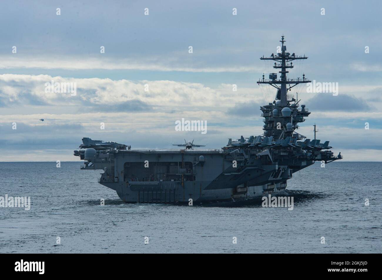 OCEANO PACIFICO (29 aprile 2021) un F/A-18 Super Hornet, assegnato alla Carrier Air Wing (CVW) 11, atterra sul ponte di volo della portaerei USS Theodore Roosevelt (CVN 71) 29 aprile 2021. Il gruppo Theodore Roosevelt Carrier Strike è in fase di implementazione programmata che conduce operazioni di routine nella terza flotta statunitense. Foto Stock