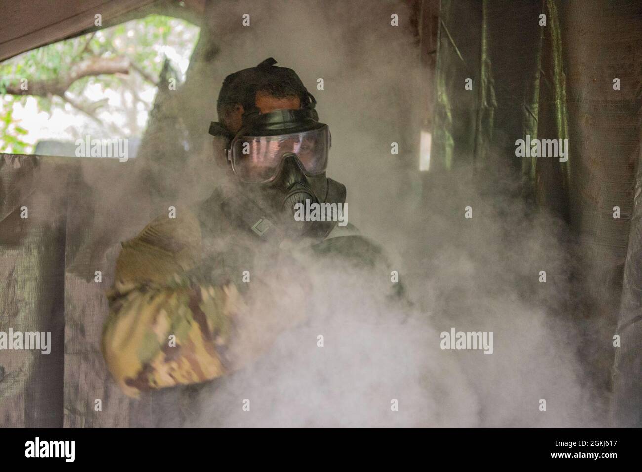 Personale Sgt. Tywone Gantz, polizia militare, 3rd Platoon, 57th Military Police Company, 728th Military Police Battaglione, 25th Infantry Division, decontamina se stesso da una sostanza chimica aerotrasportata su Schofeld Barracks, Hawaii, 29 aprile 2021, per il concorso Expert Soldier Badge/Expert Infantry Badge. La BEI/ESB è riservata ai soldati in possesso di specialità militari professionali di fanteria o di forze speciali, mentre l’esperto soldato Badge è aperto al resto dei soldati oltre ai medici e mette alla prova le abilità dei soldati sulle abilità di base dei soldati in un’intensa competizione. Foto Stock