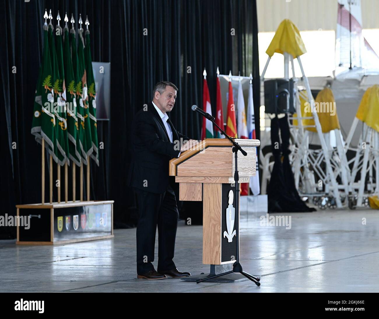 Il generale maggiore James B. Linder, l'Esercito degli Stati Uniti in pensione, ha tenuto un discorso durante una cerimonia di laurea a Fort Bragg, North Carolina, il 29 aprile 2021. La cerimonia ha segnato il completamento del corso di qualifica delle forze speciali dove i soldati si sono guadagnati l'onore di indossare il berretto verde, il copricapo ufficiale delle forze speciali. Foto Stock