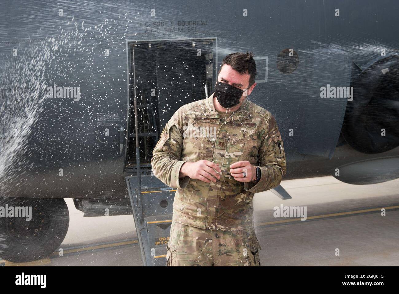 Tyler Davenport, 551st Special Operations Chief of Safety, viene spruzzato dopo un volo fini alla Cannon Air Force base, N.M., 29 aprile 2021. Il volo è stato volato per commemorare la graduale uscita della SOS 551. Foto Stock