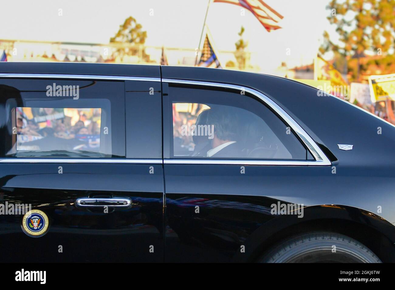 Il presidente Joe Biden e il governatore della California Gavin Newsom arrivano in “The Beast”, la Presidential Cadillac Limo, durante un voto No rally, lunedì, settembre. Foto Stock