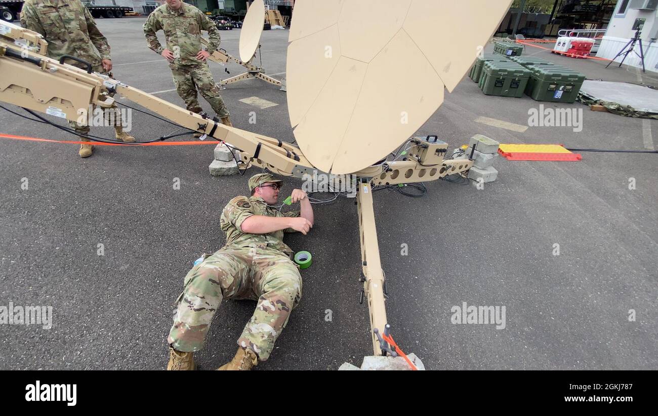 SRA Chase Morrow, tecnico di trasmissione a radiofrequenza con il 242o Squadrone Combat Communications, collega il modem sull'Airbus 2400. L'Airbus è un'antenna parabolica utilizzata per le comunicazioni satellitari. Foto Stock