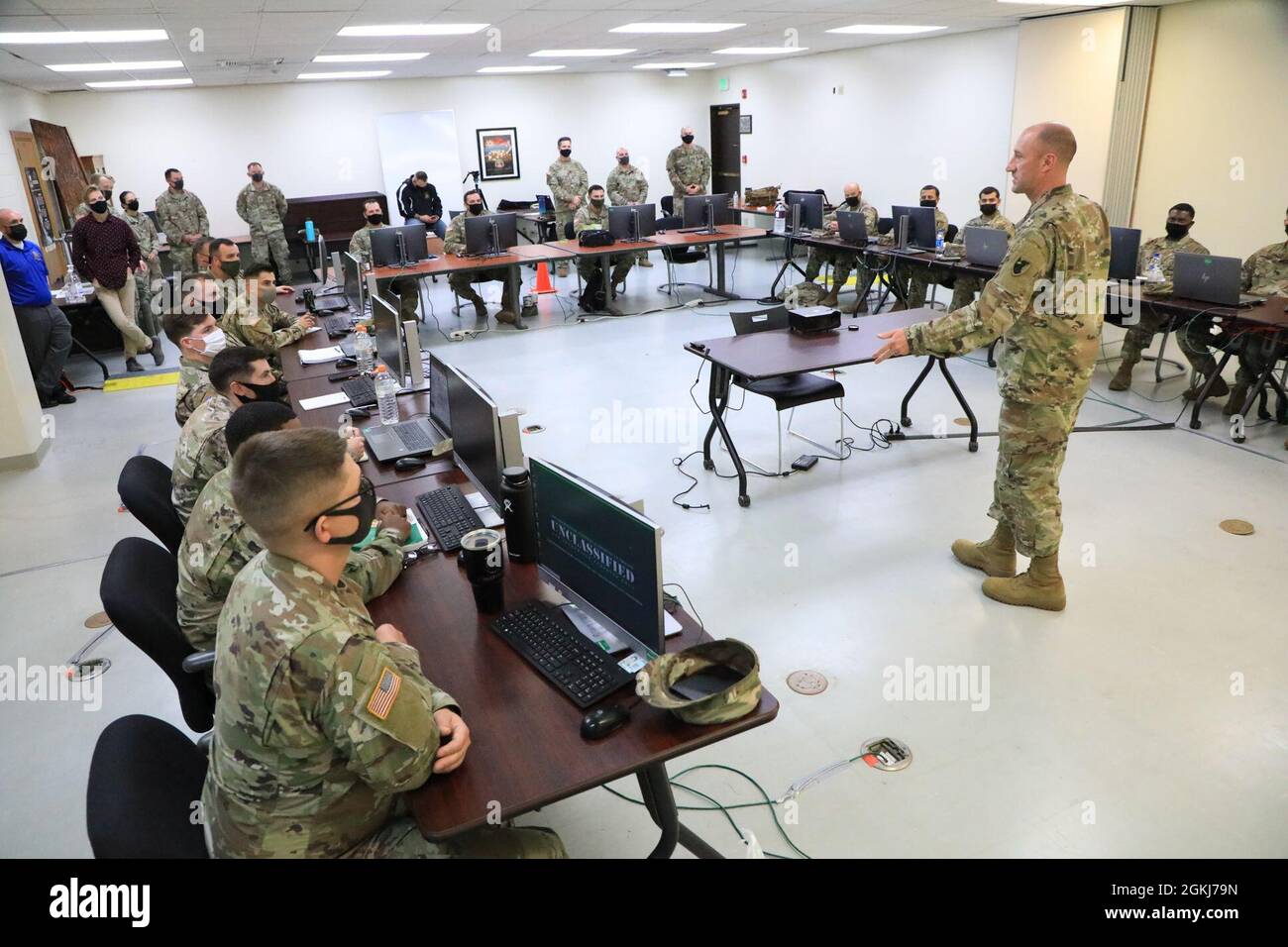 Comando Sgt. Rowley, 38° consigliere di Artillery Brigade per la Difesa aerea, parla agli studenti del Patriot Master Gunner corso classe 701-21 studenti circa l'importanza della conoscenza che il corso offre durante una visita alla base aerea di Kadena, Giappone Aprile 29. Il Patriot Master Gunner Course si tiene per la prima volta in Giappone dal 19 aprile al 28 giugno 2021. Foto Stock