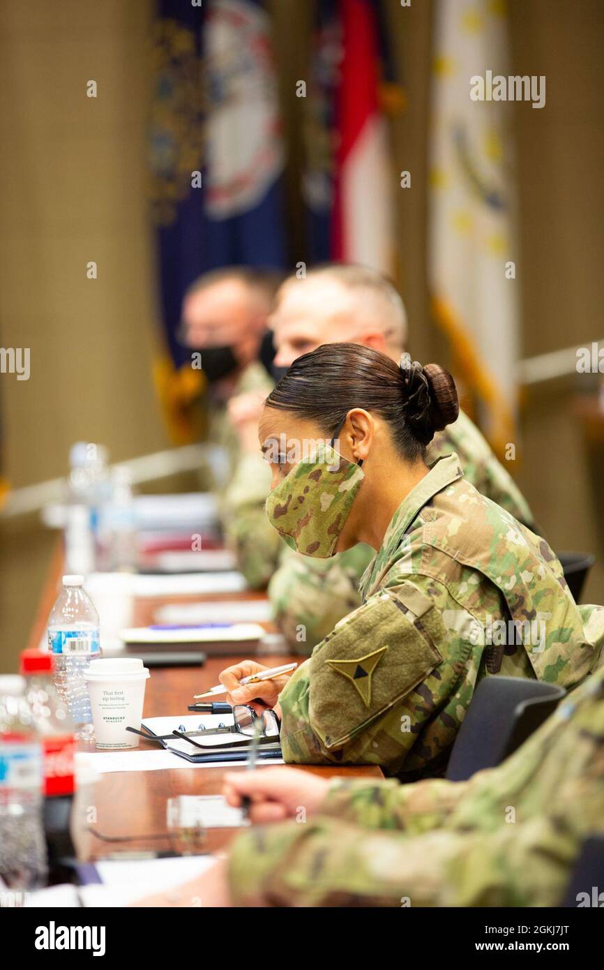 Gli ufficiali della garanzia dell'esercito degli Stati Uniti prendono le note mentre ascoltano il comando dell'esercito degli Stati Uniti in pensione Sgt. Il Major Frank M. Leota parla ai partecipanti al seminario, Joint base San Antonio-Fort Sam Houston, 29 aprile 2021. U.S. Army North ha tenuto il seminario del gruppo di lavoro dell'ufficiale di garanzia per aiutare gli ufficiali di garanzia a costruire una rete migliore in tutto l'esercito degli Stati Uniti. Foto Stock