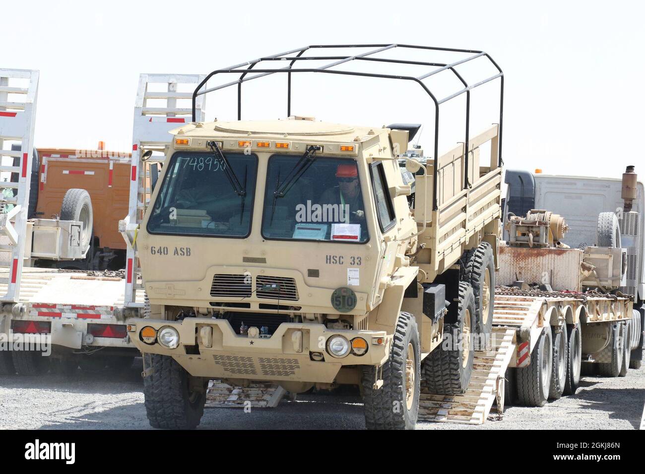 I soldati degli Stati Uniti con la 28a brigata dell'aviazione di combattimento e la 40a brigata dell'aviazione di combattimento ricevono camion e altre attrezzature appartenenti alla 40a CABINA quando arrivano in Medio Oriente. Foto Stock