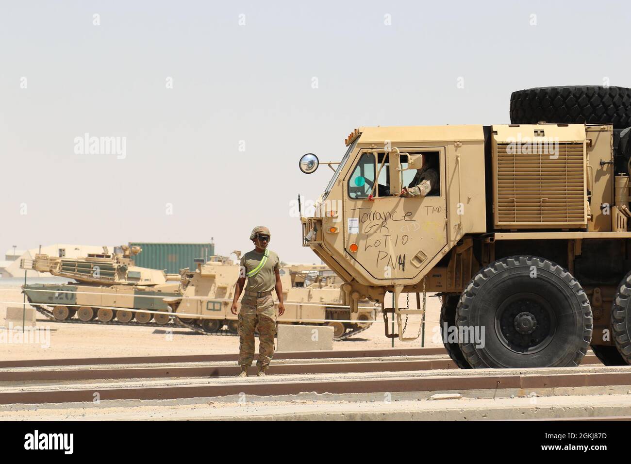 I soldati degli Stati Uniti con la 28a brigata dell'aviazione di combattimento e la 40a brigata dell'aviazione di combattimento ricevono camion e altre attrezzature appartenenti alla 40a CABINA quando arrivano in Medio Oriente. Foto Stock