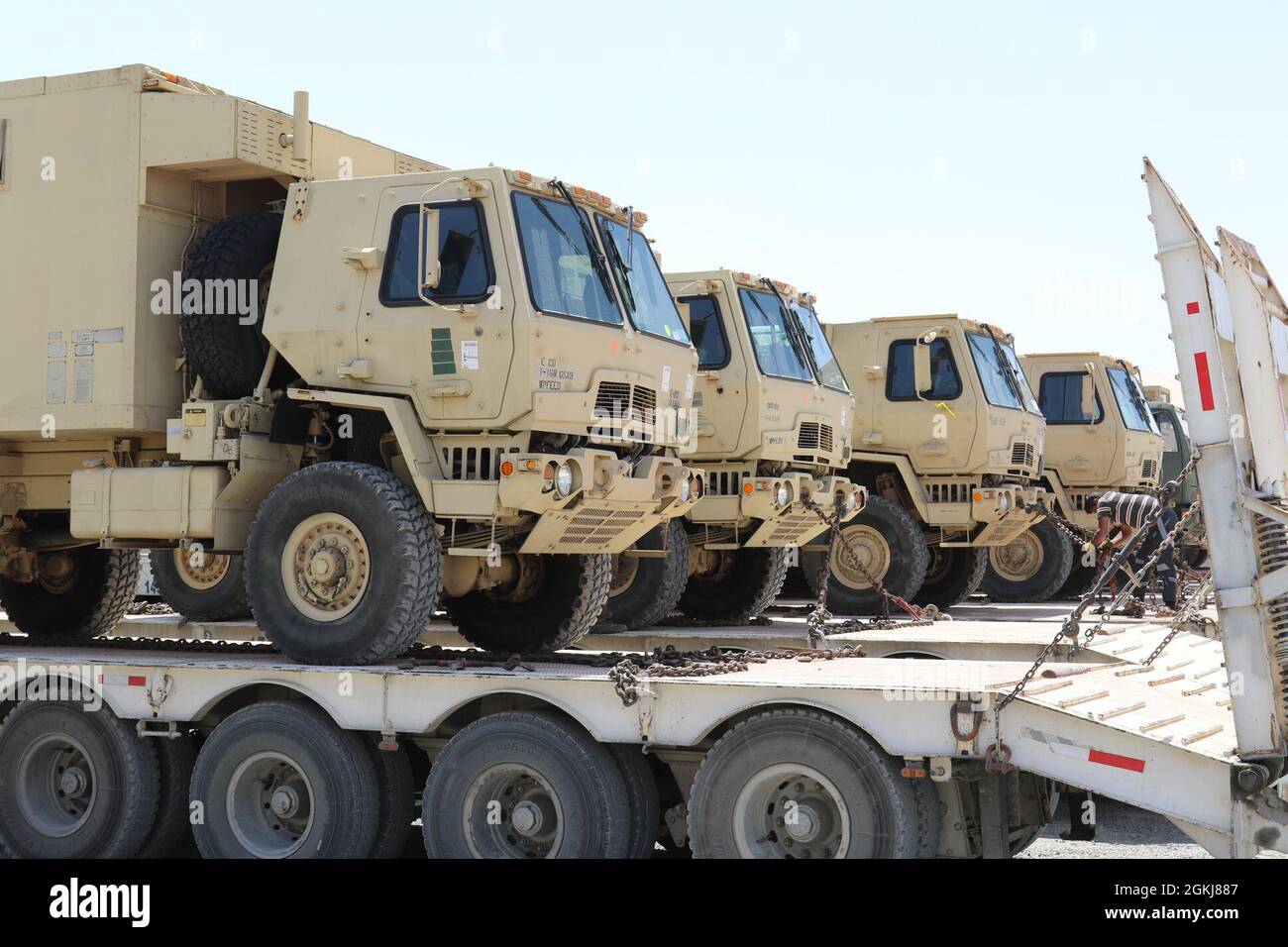 I soldati degli Stati Uniti con la 28a brigata dell'aviazione di combattimento e la 40a brigata dell'aviazione di combattimento ricevono camion e altre attrezzature appartenenti alla 40a CABINA quando arrivano in Medio Oriente. Foto Stock
