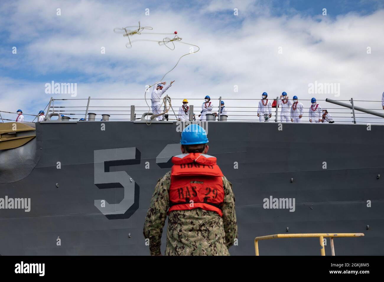 210430-N-MQ703-1095 PEARL HARBOR (30 aprile 2021) il cacciatorpediniere missilistico guidato dalla classe Arleigh-burke USS John Paul Jones (DDG 53) ritorna a Joint base Pearl Harbor - Hickam dal dispiegamento, aprile 30. Foto Stock