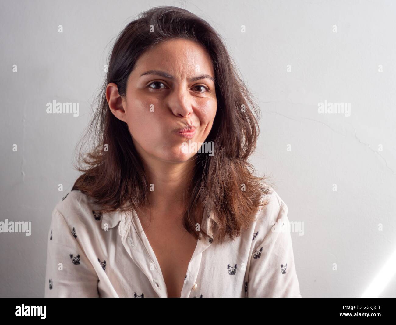 Giovane bellezza marrone capelli peruviana Donna sembra incerto su una decisione Foto Stock