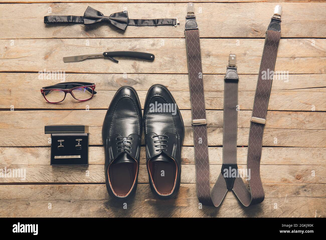 Diversi accessori di stile maschile su tavola di legno Foto Stock