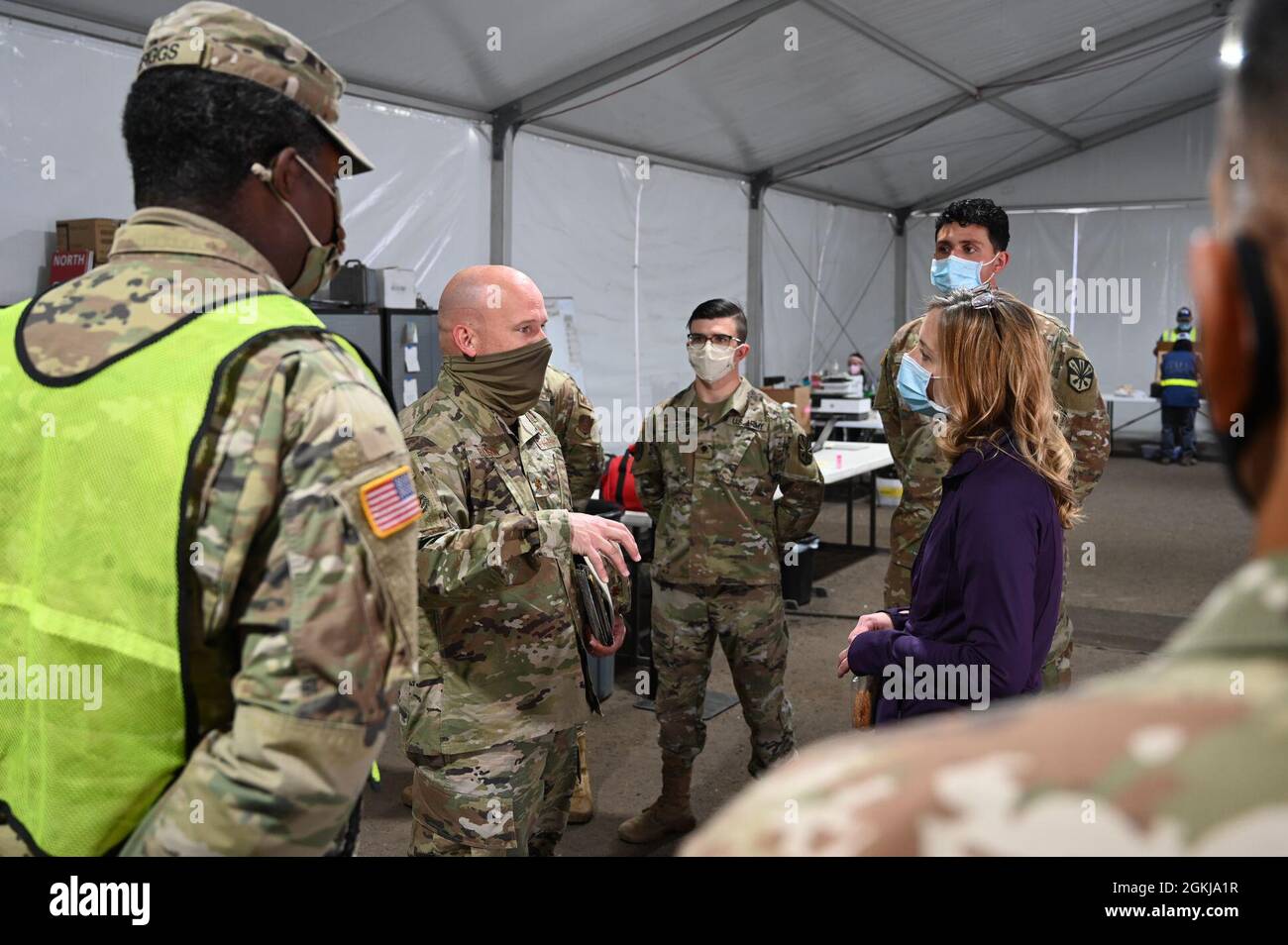 I soldati e gli Airmen di AZNG si incontrano con il personale medico durante una visita al sito di aggiornamento dello stato in un sito di vaccinazione COVID-19 a Flagstaff, Ariz., 30 aprile 2021. Più di 900 difensori nazionali dell'Arizona continuano ad assistere nei siti di vaccinazione, nei luoghi di test e nelle banche alimentari in tutta l'Arizona. Foto Stock