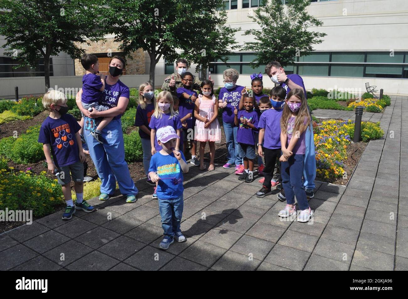 Martin Army Community Hospital celebra il mese del bambino militare con i nostri eroi più giovani piantare fiori viola. Foto Stock