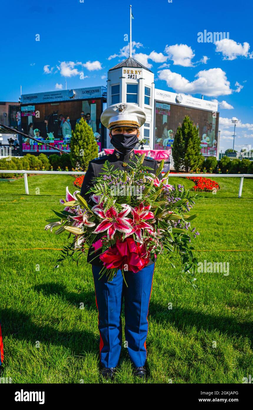 Il capitano Britta Vivaldi del corpo dei Marine degli Stati Uniti, l'ufficiale esecutivo alla stazione di Recruiting Louisville, tiene il bouquet dei gigli alle Oaks del Kentucky a Louisville, Ky, 30 aprile 2021. Il bouquet di gigli è il premio dato al jockey vincitore alle Oaks del Kentucky. Foto Stock