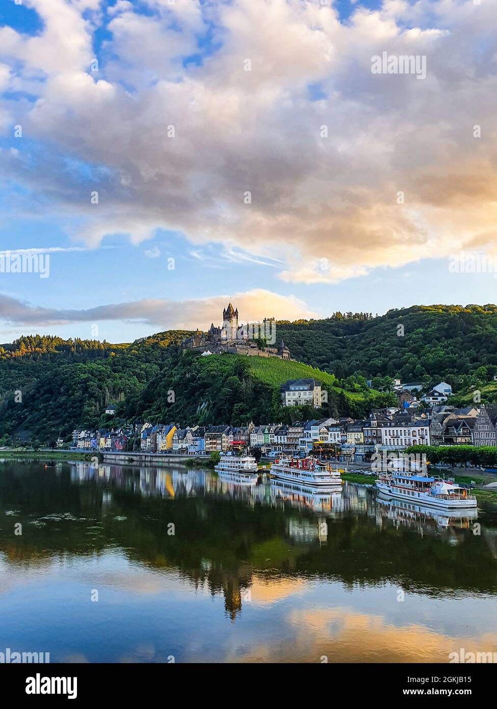 Vista pittoresca sul fiume mosella verso il castello di Cochem. Foto Stock