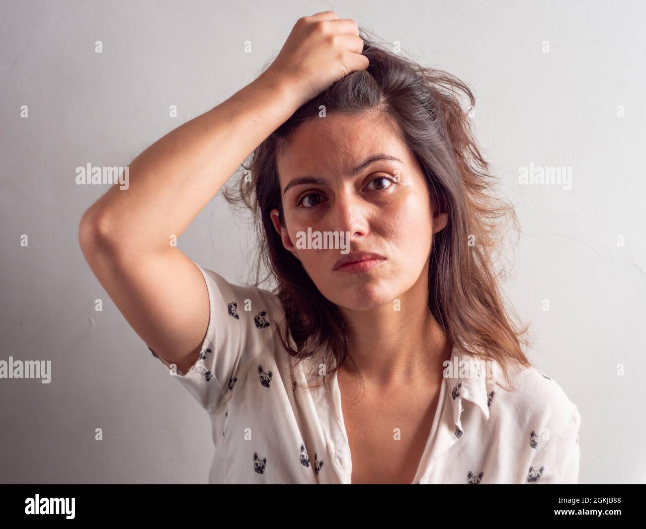 Giovane bellezza marrone capelli Peruviana Donna tira i suoi capelli fuori di frustrazione Foto Stock