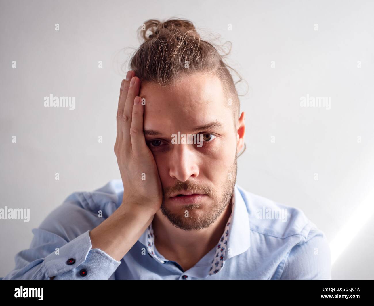 Bianco giovane uomo sembra triste, stressato e depresso Foto Stock