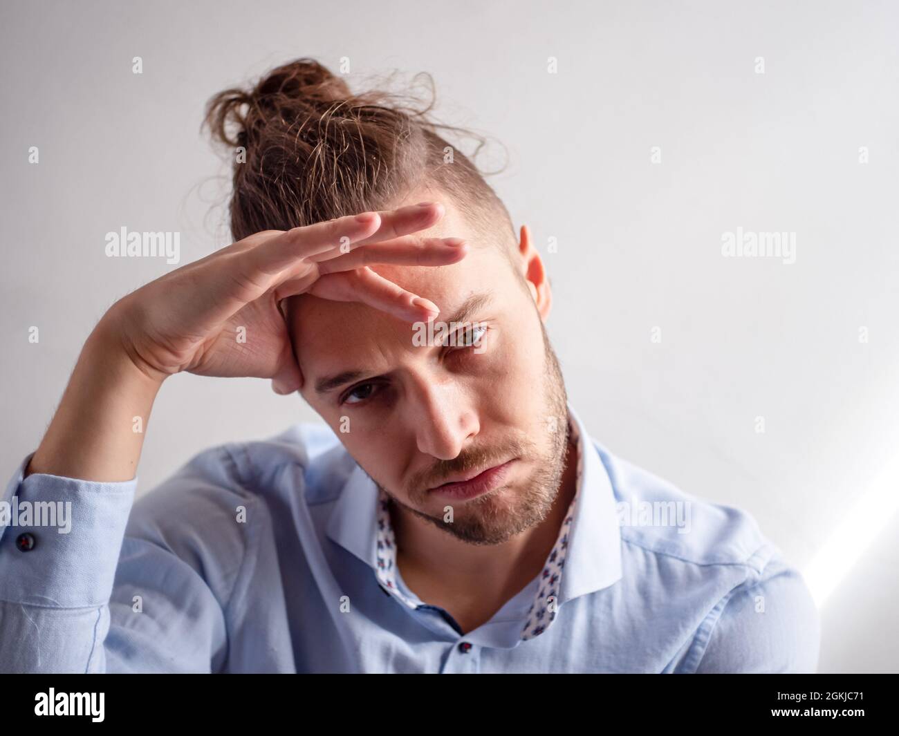 Bianco giovane uomo sembra triste, stressato e depresso Foto Stock