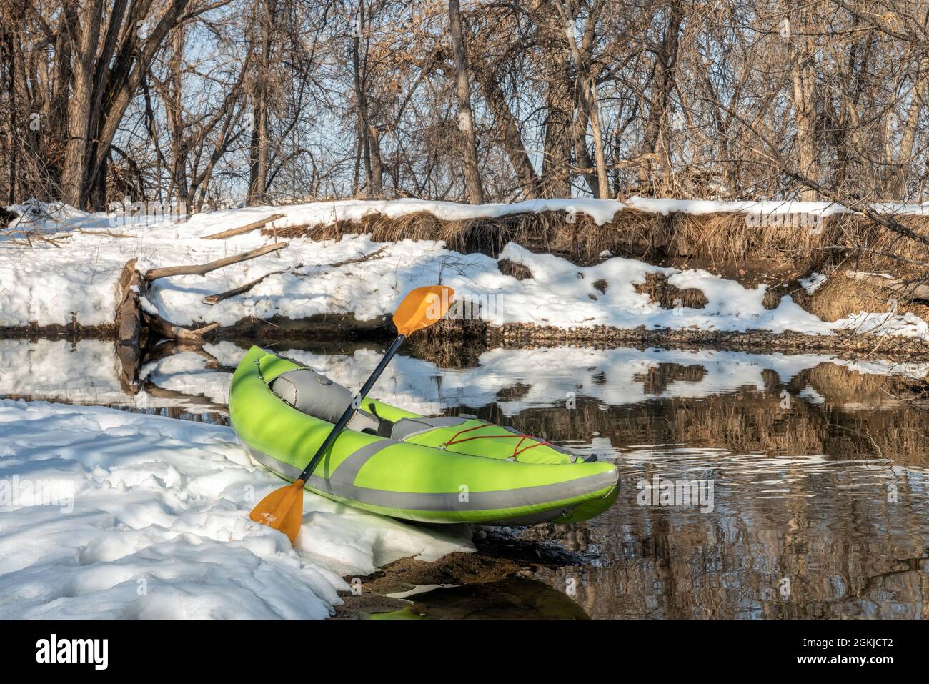 Kayak gonfiabili in acqua bianca su una piccola riva del fiume - Poudre River a Fort Collins, Colorado, scenario invernale o primaverile Foto Stock