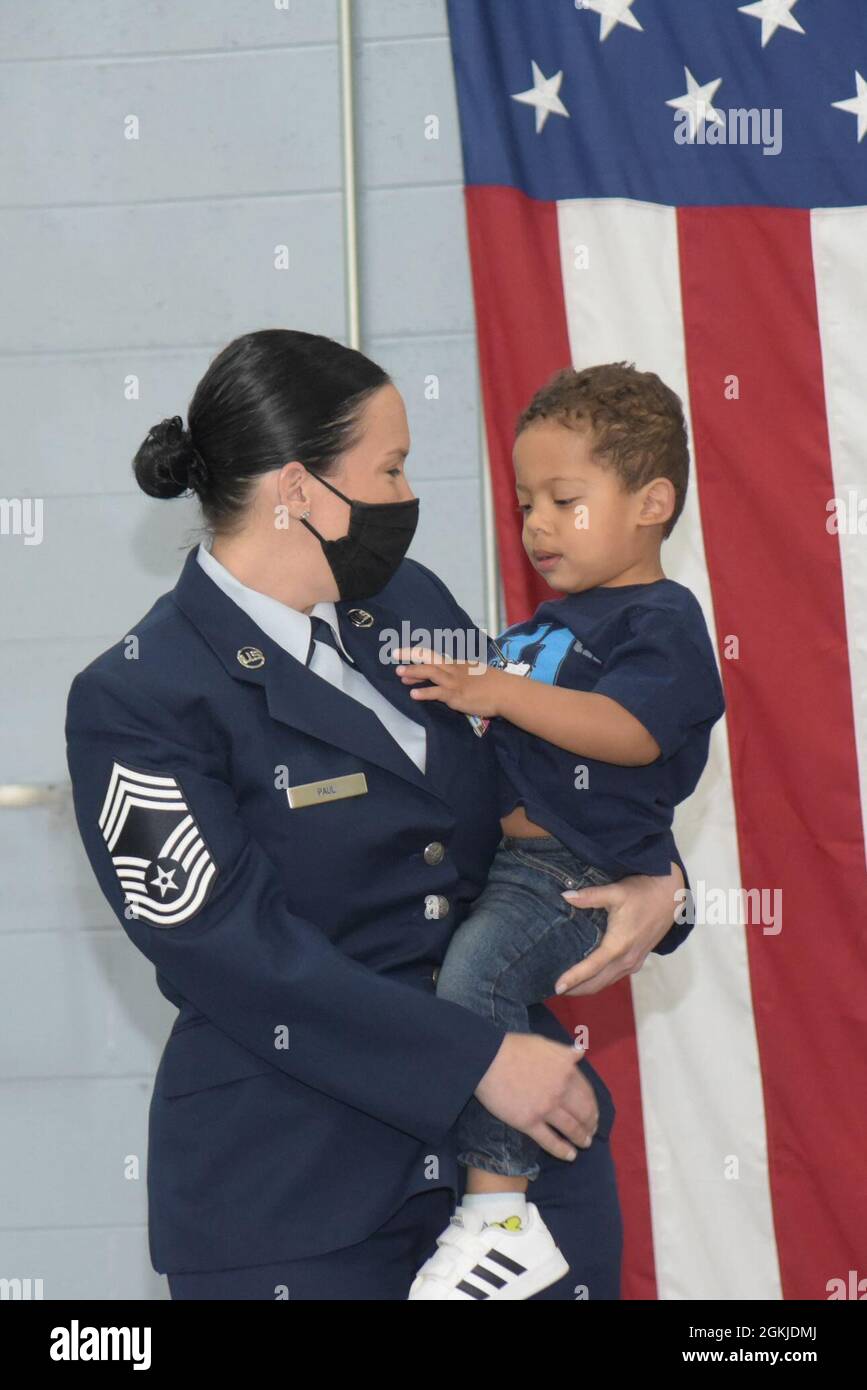 Direttore generale Sgt. Lauren Paul, 111esimo sovrintendente di Squadron, si pone con suo figlio Mekhi durante la sua cerimonia di promozione il 1° maggio presso la base della Guardia Nazionale dell'aria di Biddle. Foto Stock