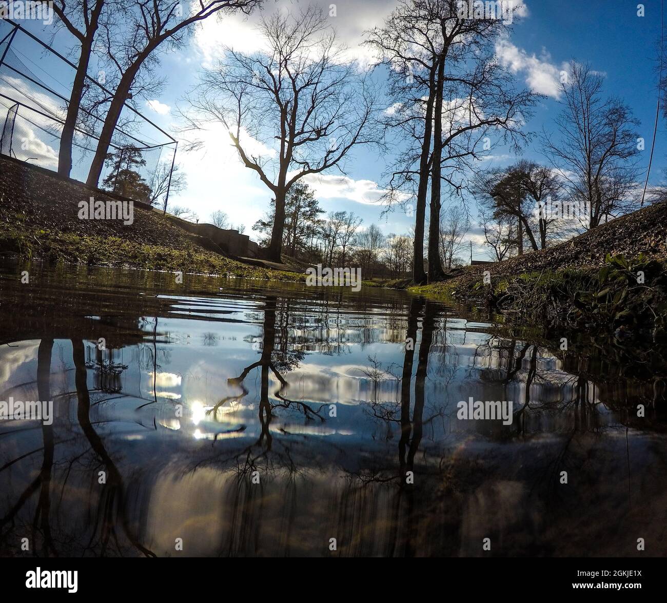 Un'immagine GoPro della superficie del fiume Cahaba e del parco circostante. Foto Stock