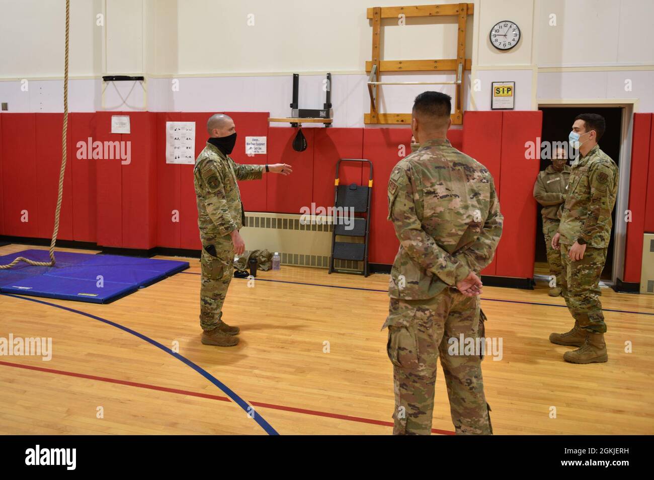 Tecnologia. SGT. Eric Sowinski, 911th Security Forces Squadron Patrolman, spiega i requisiti per superare il test di arrampicata su corda durante una valutazione Air Assault presso la stazione di riserva aerea dell'aeroporto internazionale di Pittsburgh, Pennsylvania, 1 maggio 2021. I cittadini della riserva Airmen hanno l'opportunità di provare per le scuole specializzate ospitate dalle filiali differenti di servizio e i corsi come la scuola dell'assalto dell'aria dai membri del servizio della domanda dell'esercito degli Stati Uniti dimostrano gli standard mentali e fisici di picco. ( STATI UNITI A Foto Stock