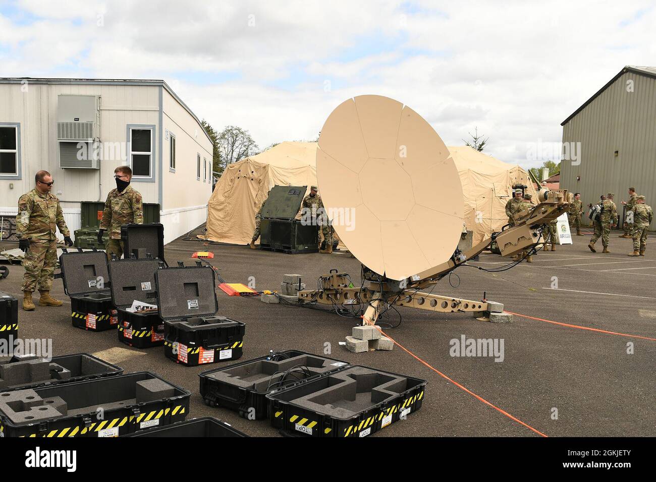 Il 242o Combat Communications Squadron conduce un esercizio di preparazione sul campo il 1° aprile 2021 su Camp Murray, Washington. Il 242o CCS ha impostato una varietà di servizi di comunicazione come il protocollo internet voice-over, rete router protocollo internet sicura e copertura router protocollo internet non sicura. Foto Stock