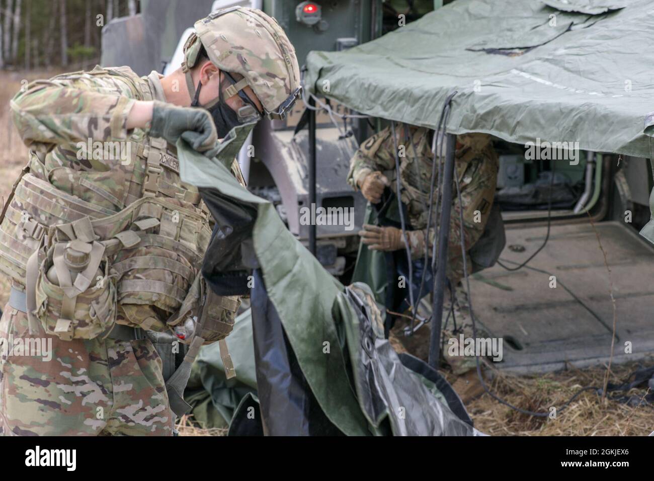 AREA DI ADDESTRAMENTO CENTRALE DI TAPA, Estonia — US Army Soldiers SPC. Nicholas Bockler e Sgt. Casey Hill, specialisti del controllo incendi con Bravo Battery, 1° Battaglione, 77° Regiment artiglieria campo, 41° Brigata artiglieria campo, ha istituito tende in preparazione al calci di incendi Shock, una serie di incendi esercizio a sostegno DI DEFENDER-Europe 21, qui, 2 maggio 2021. Questa parte degli incendi Shock è a sostegno di Swift Response 21, un esercizio collegato di DEFENDER-Europe 21 che coinvolge attività operative speciali, attacchi aerei, ed esercitazioni antincendio in Estonia, Bulgaria e Romania, dimostrando Foto Stock