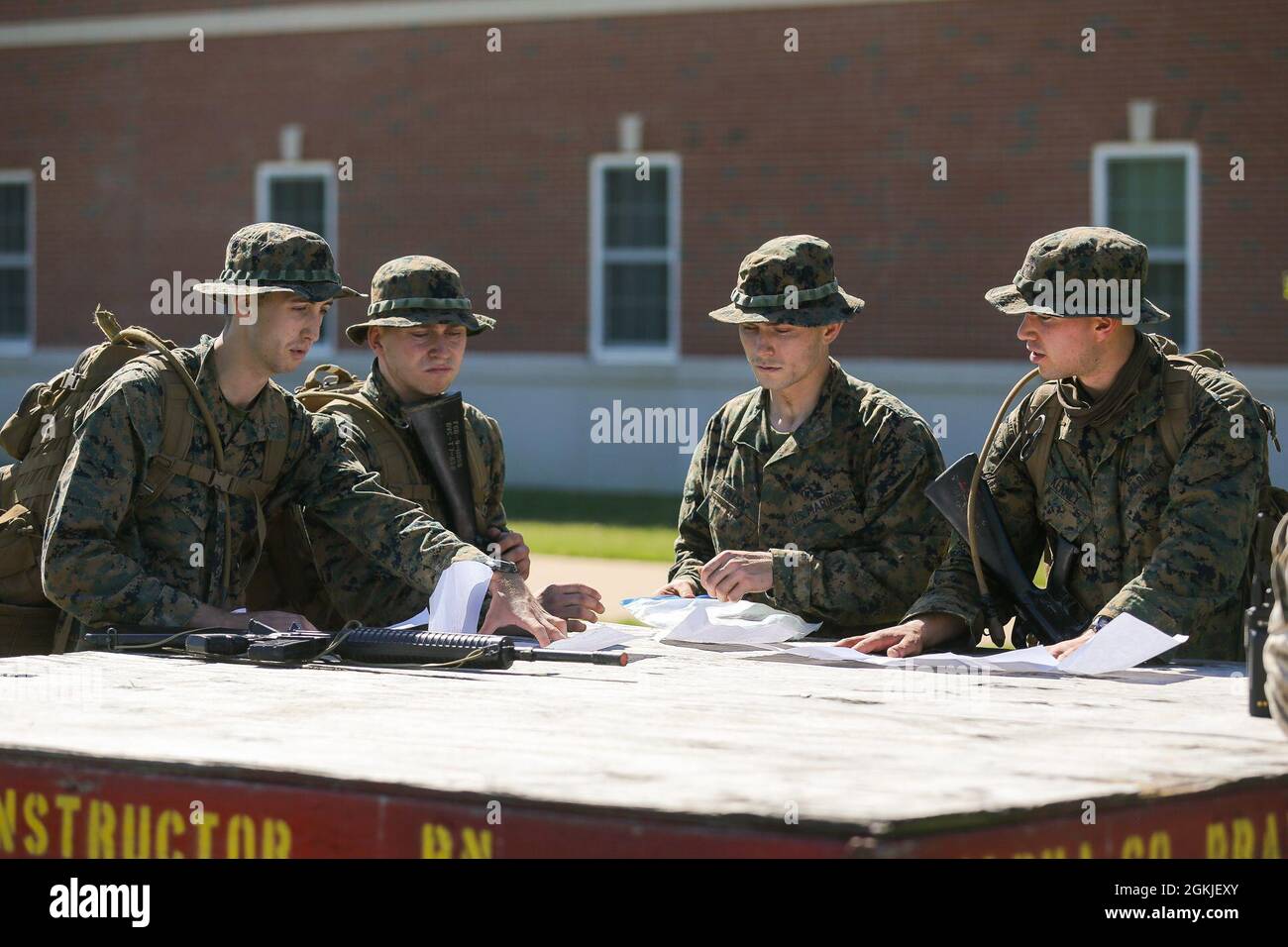 I Marines degli Stati Uniti con la scuola di base completano la sfida finale di core skills del Concorso Iron Mike 2021 sulla base del corpo marino Quantico, Virginia, 1 maggio 2021. I concorrenti hanno percorso una distanza di oltre 15 miglia nel corso di 11 ore, completando diverse sfide di abilità fisiche e fondamentali lungo il percorso. Foto Stock