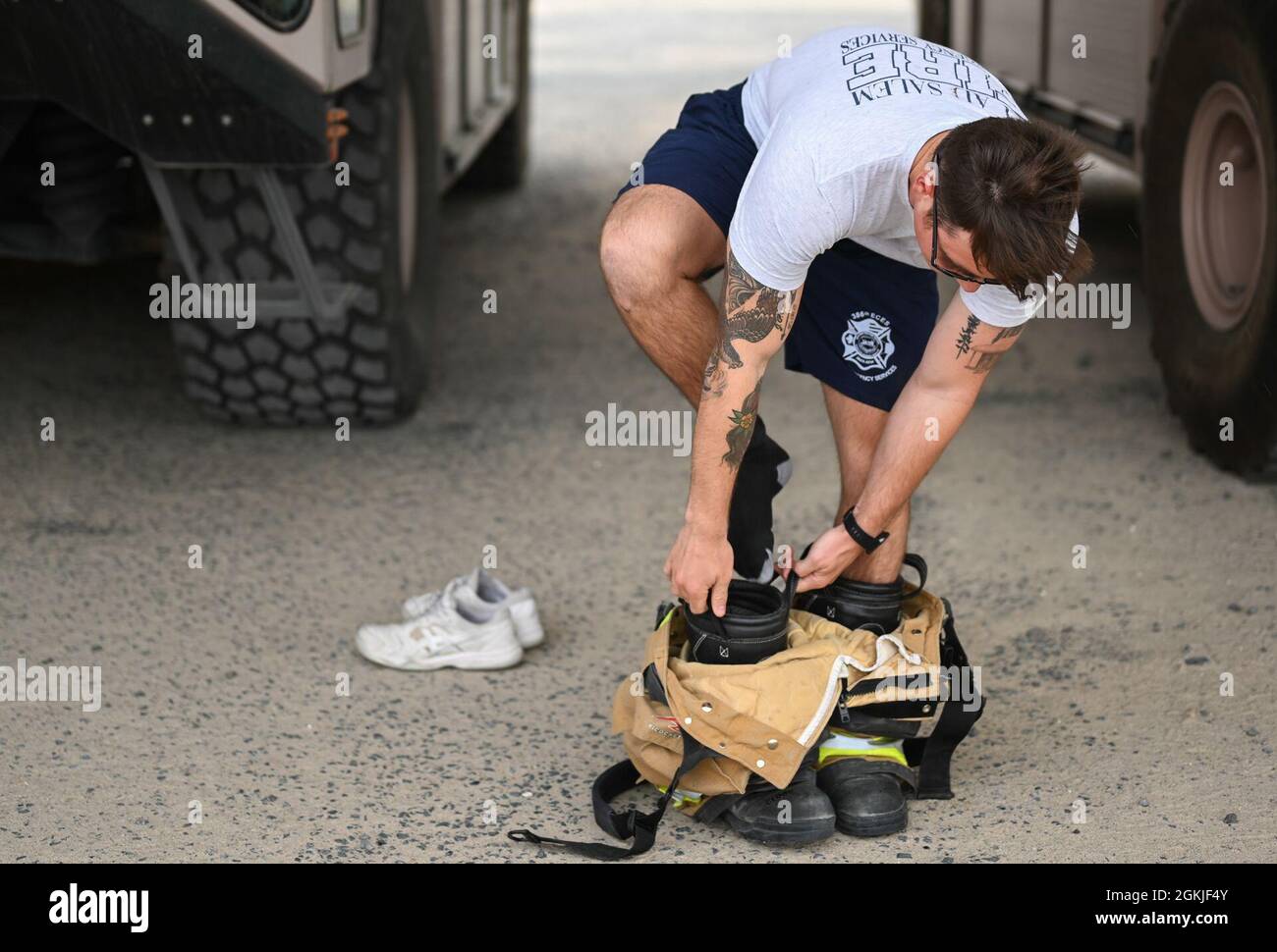 Il Senior Airman Tyler Zagarella, un pompiere assegnato al 386th Expeditionary Civil Engineer Squadron, mette su attrezzature antincendio alla base aerea Ali al Salem, Kuwait, 2 maggio 2021. La Giornata Internazionale dei pompieri, osservata il 4 maggio, è una giornata per dimostrare sostegno e apprezzamento, onorando al contempo i sacrifici che i vigili del fuoco hanno fatto dedicando la loro vita per proteggere la comunità. Foto Stock